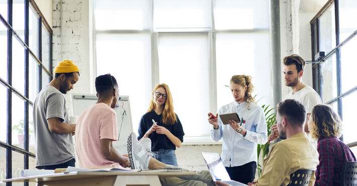 Junge Projektmanagende in Workhopsitutaion in urbanem Umfeld