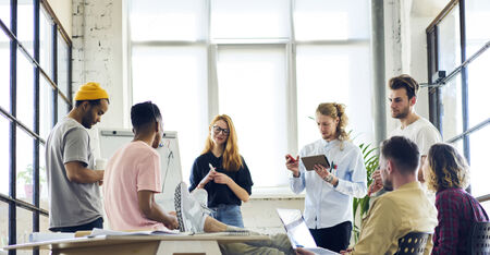 Junge Projektmanagende in Workhopsitutaion in urbanem Umfeld