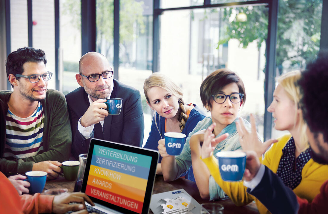 Menschen mit Laptop diskutieren, Bereich Mitgliedschaft der GPM