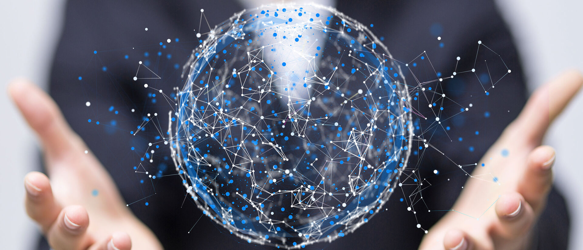 Darstellung des Vernetzungsgedanken, Mensch hält eine vernetzte Kugel zwischen den Händen