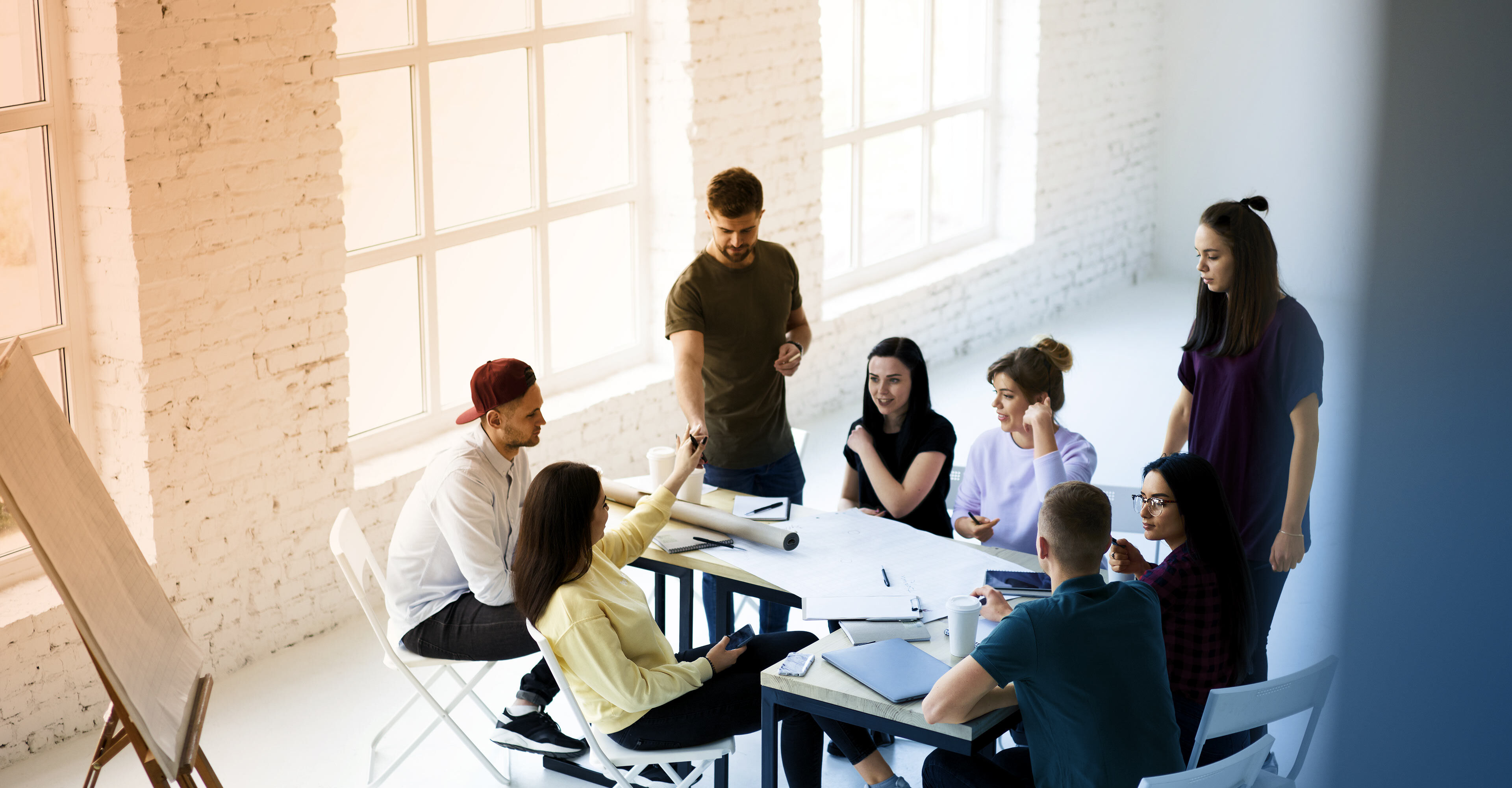 Junge Projektmanagende in einer Workshopsituation in hellem, modernen Office