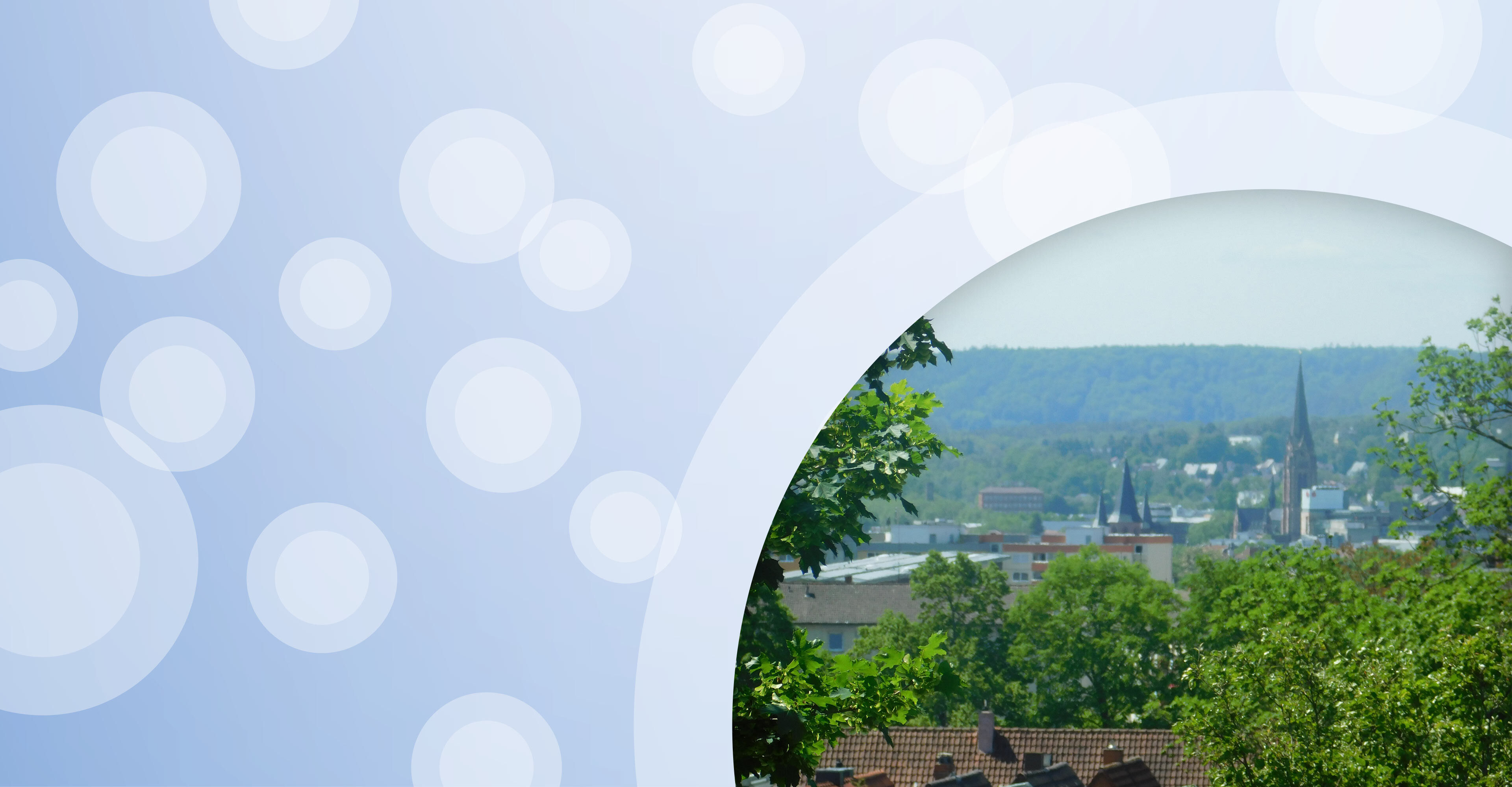Regionalgrafik in hellblau mit halbtransparenten weißen Kreisen und Foto von Kaiserslautern im Grünen