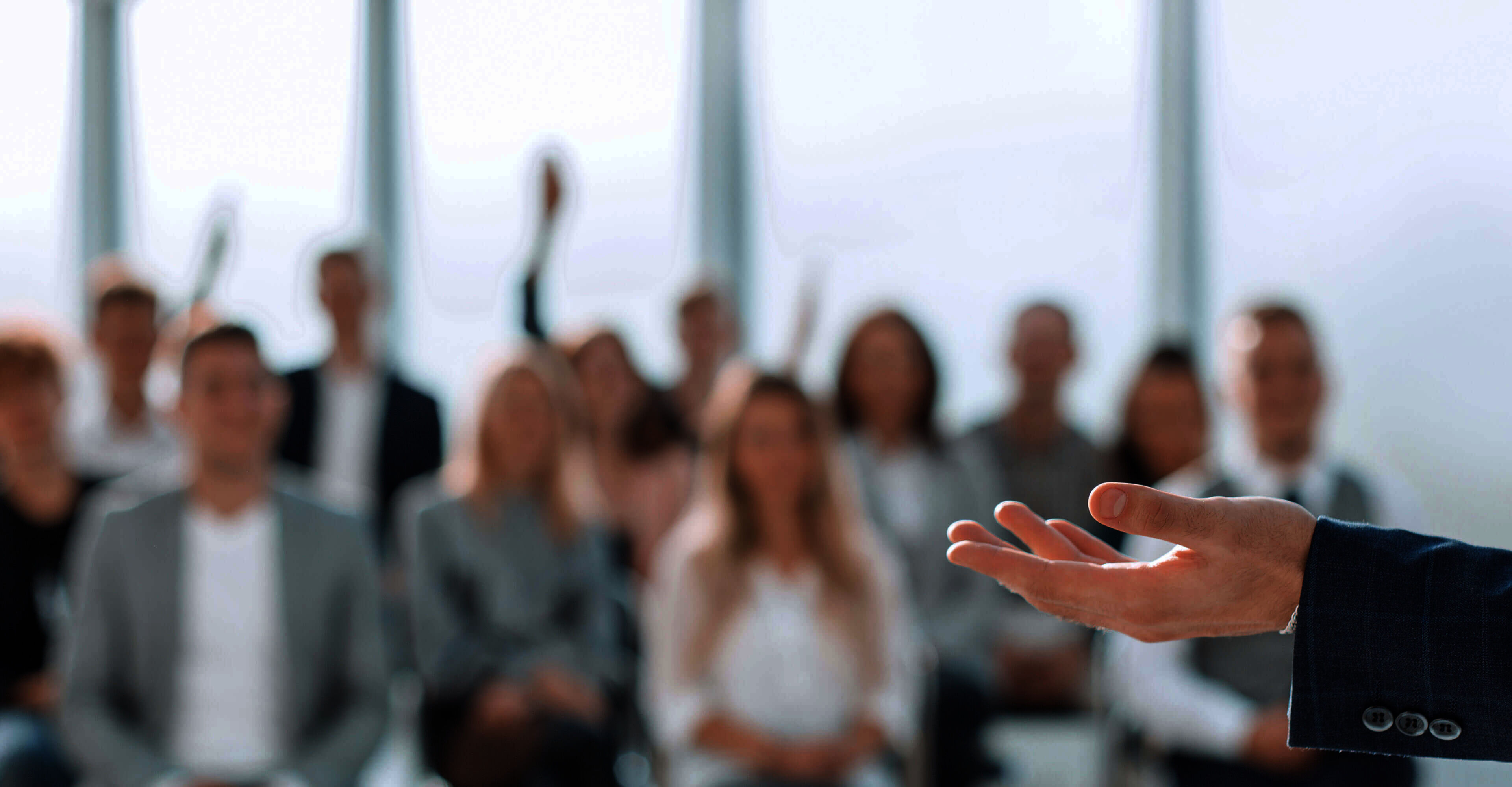 Menschen in einer Projektmanagementschulung vor einem Trainer