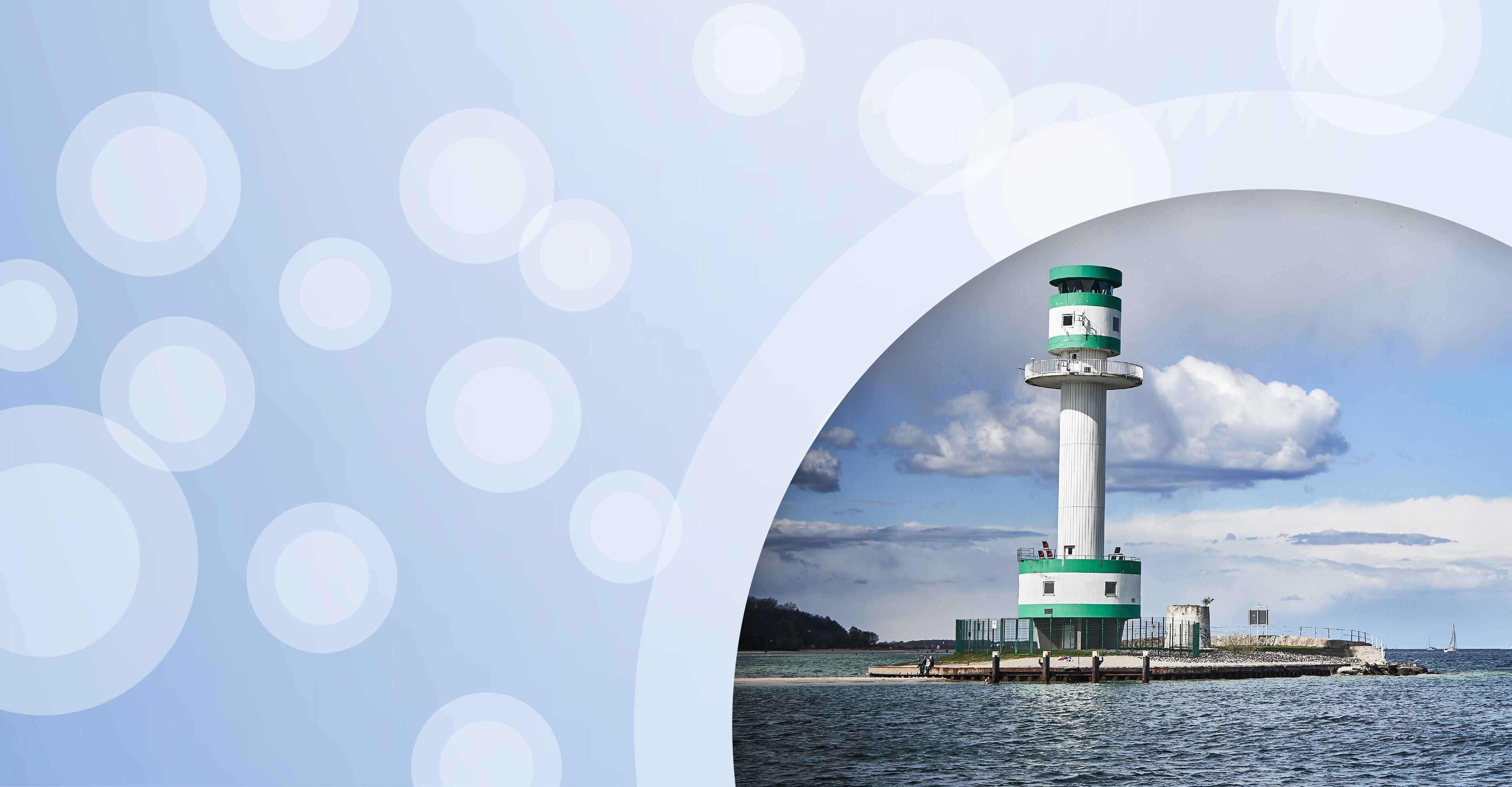 Regionalgrafik in hellblau mit halbtransparenten weißen Kreisen und Foto von Leuchturm in Kiel