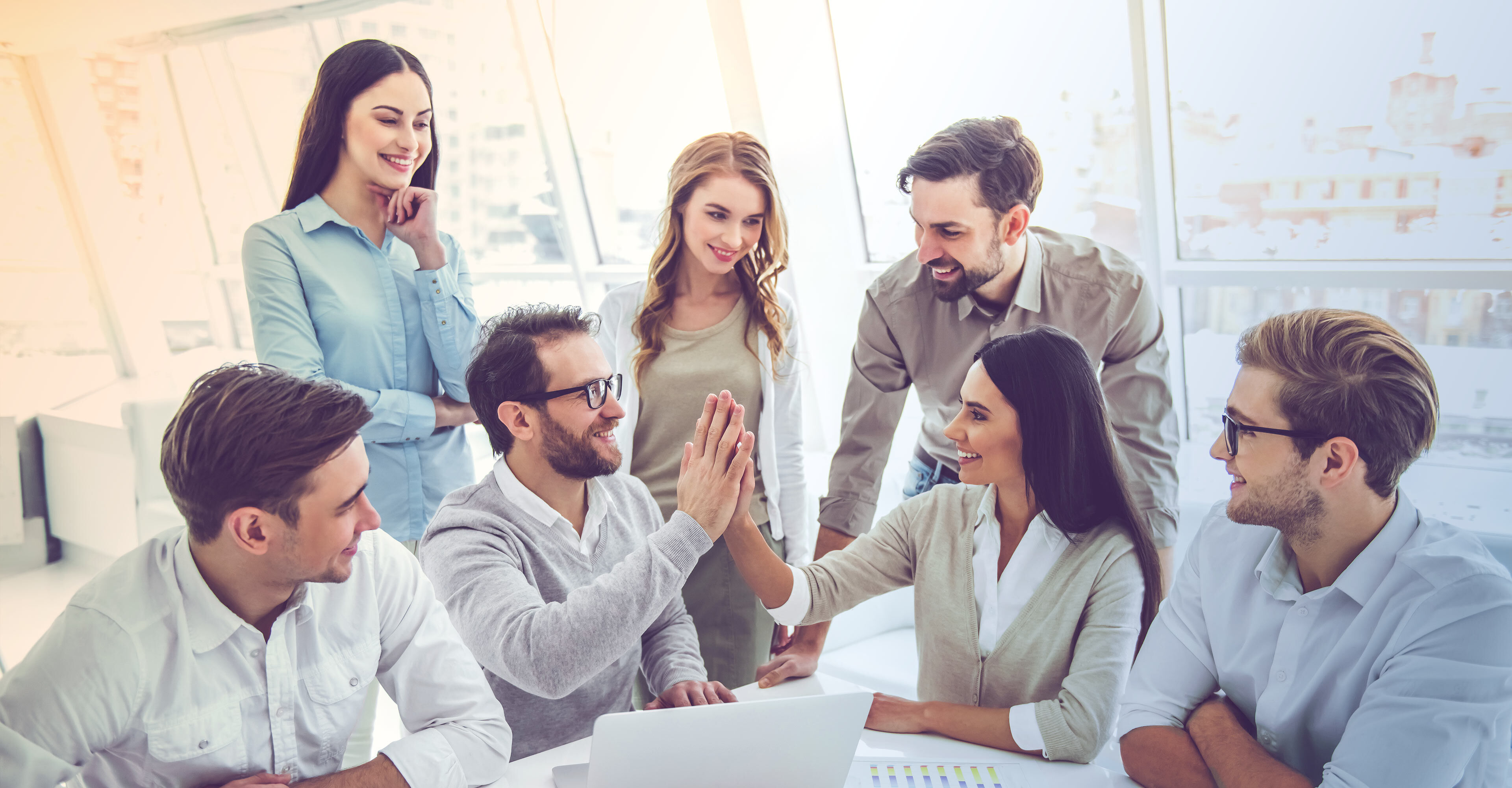 Junge motivierte Projektmanagende in modernem Büro