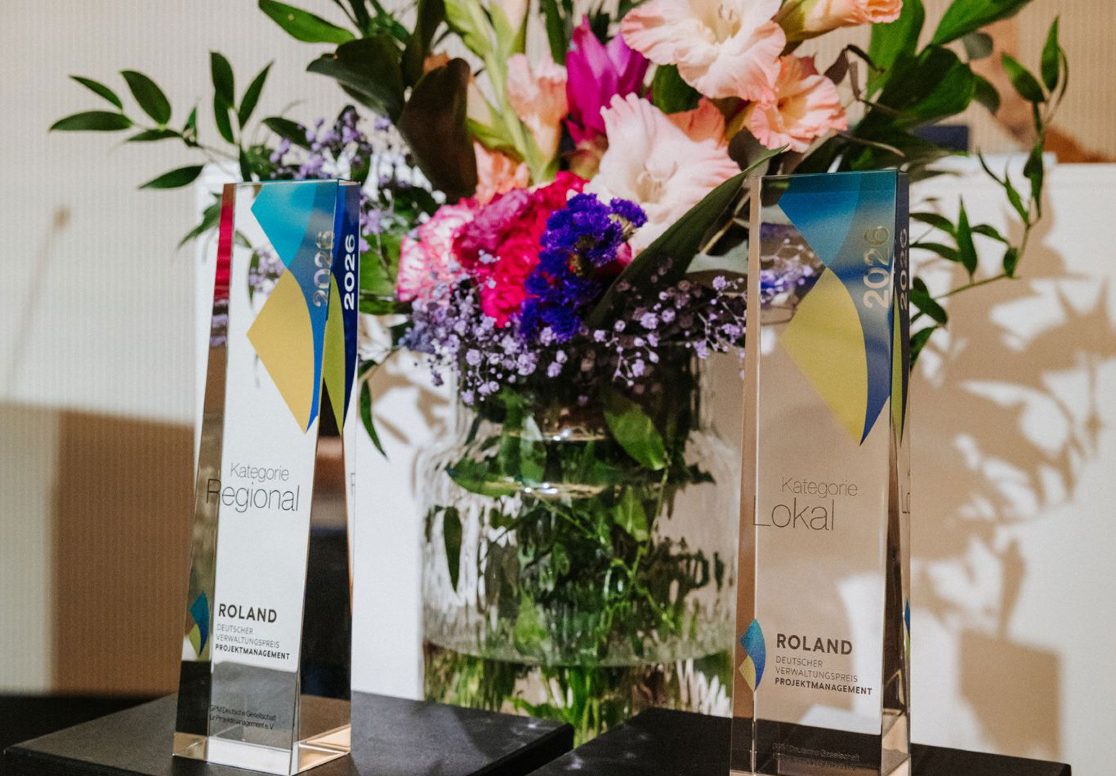 Bild bunter Blumenstrauß mit Roland Award GPM Pokal 2026