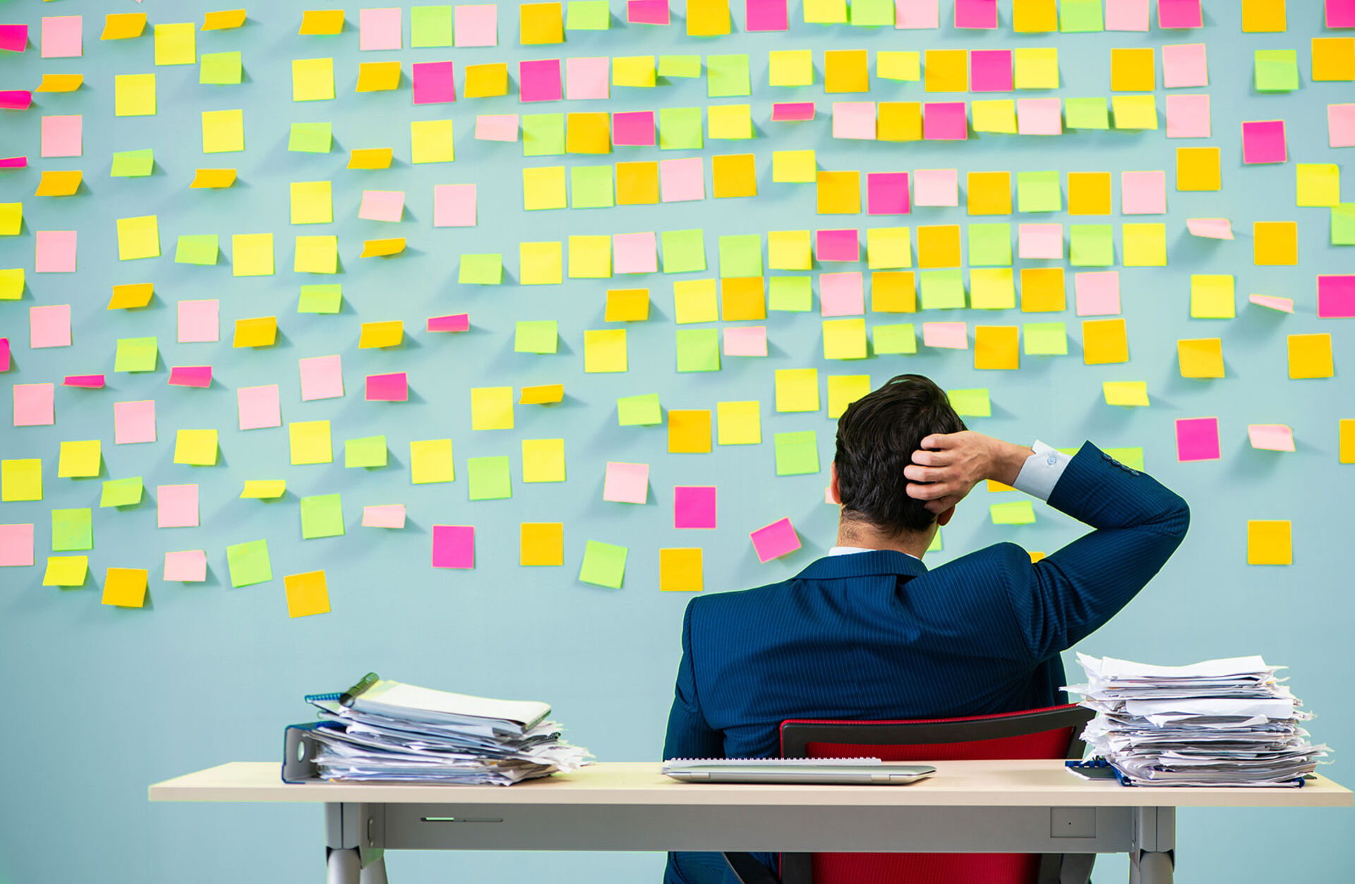 bild mit vielen Post its und einem Mann davor