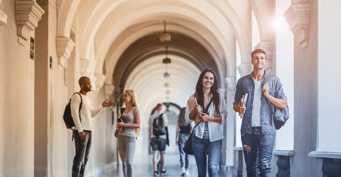 Studiernde in den Gängen eines Hochschulcampus
