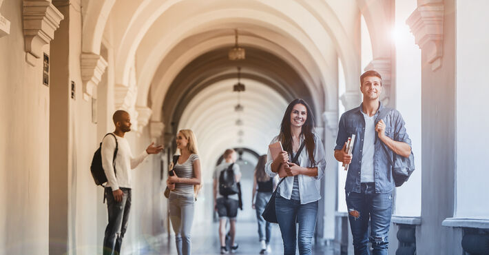 Studiernde in den Gängen eines Hochschulcampus