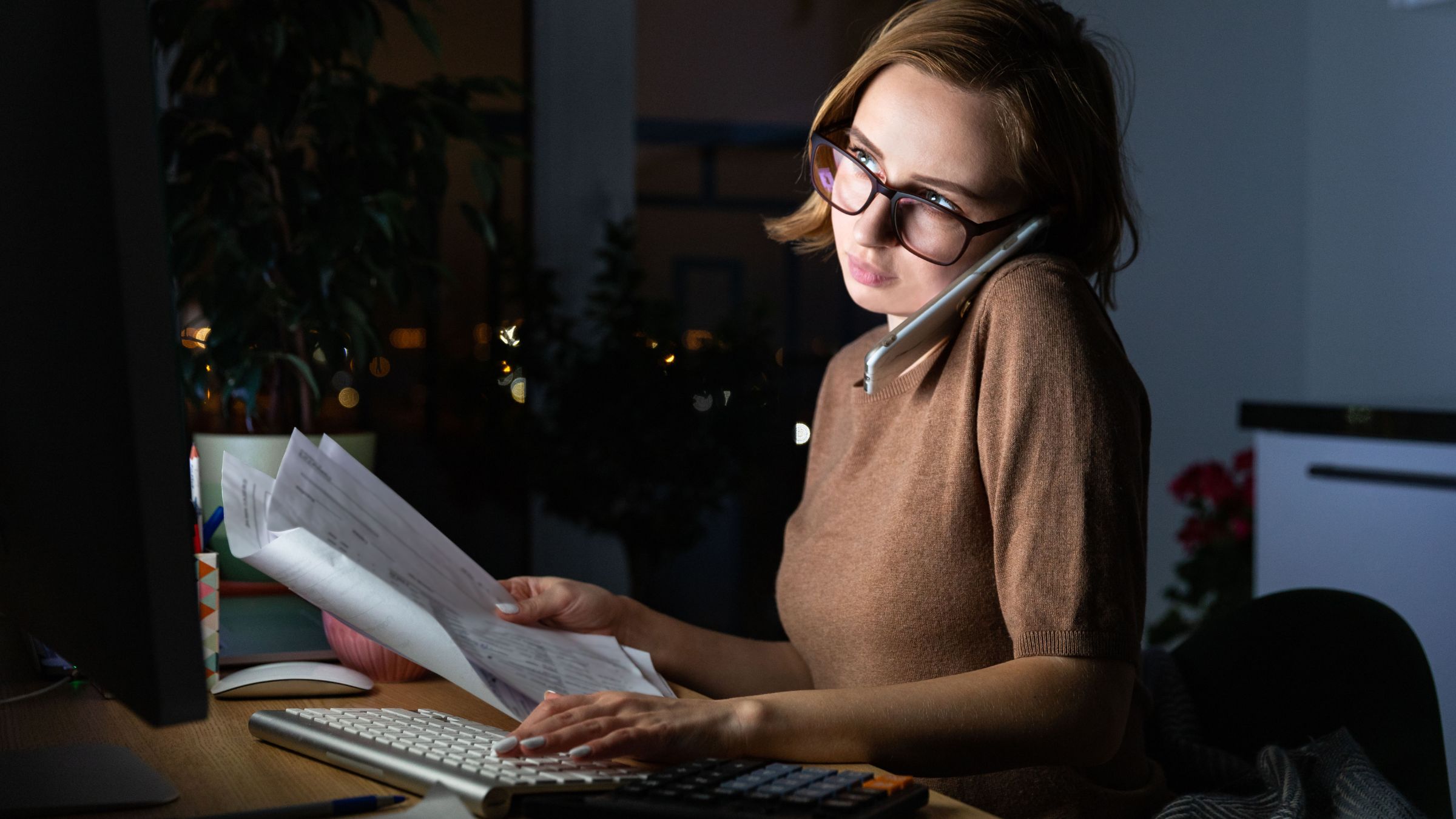 bild frau arbeitet nachts