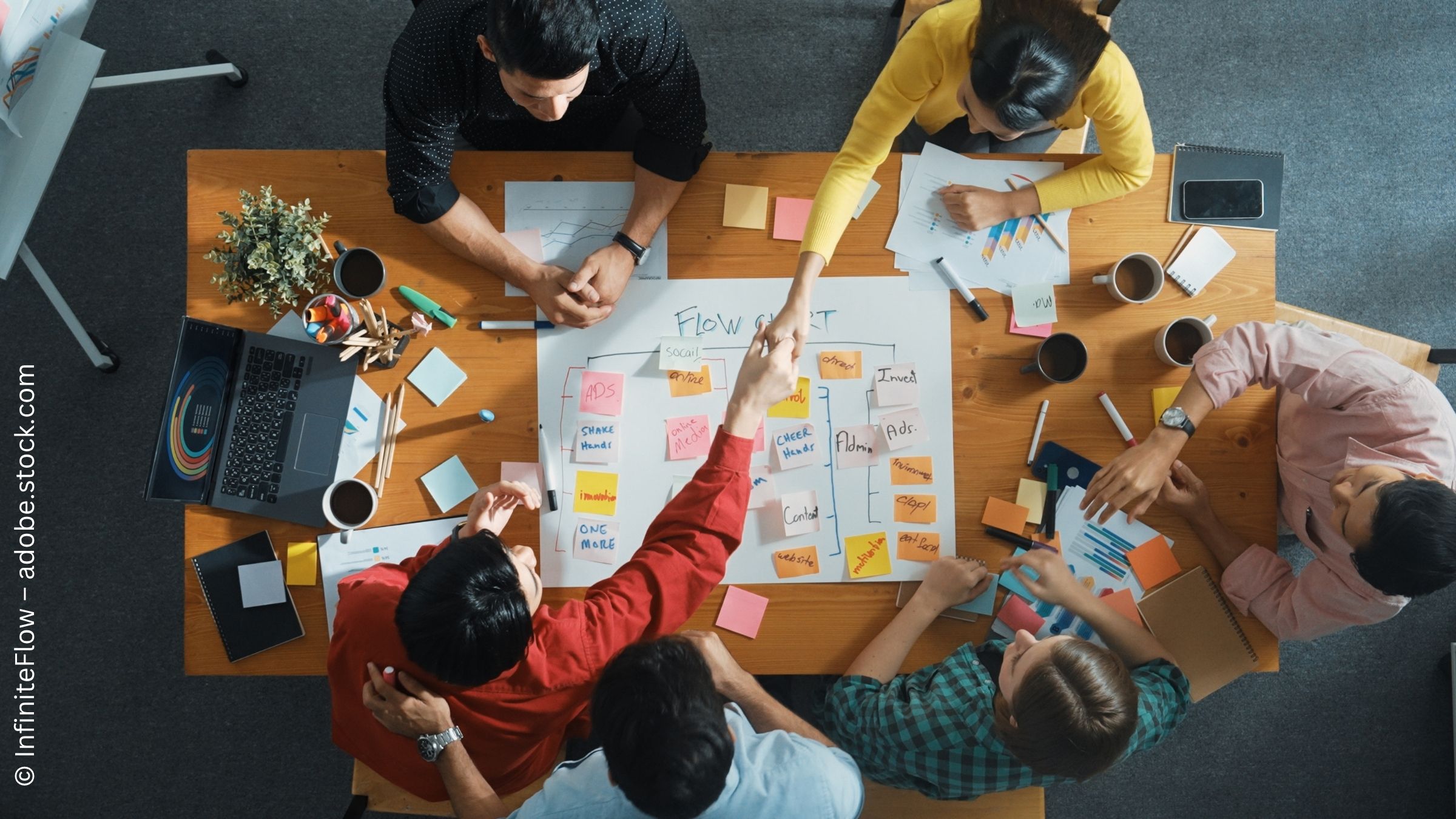 bild kollegen am tisch