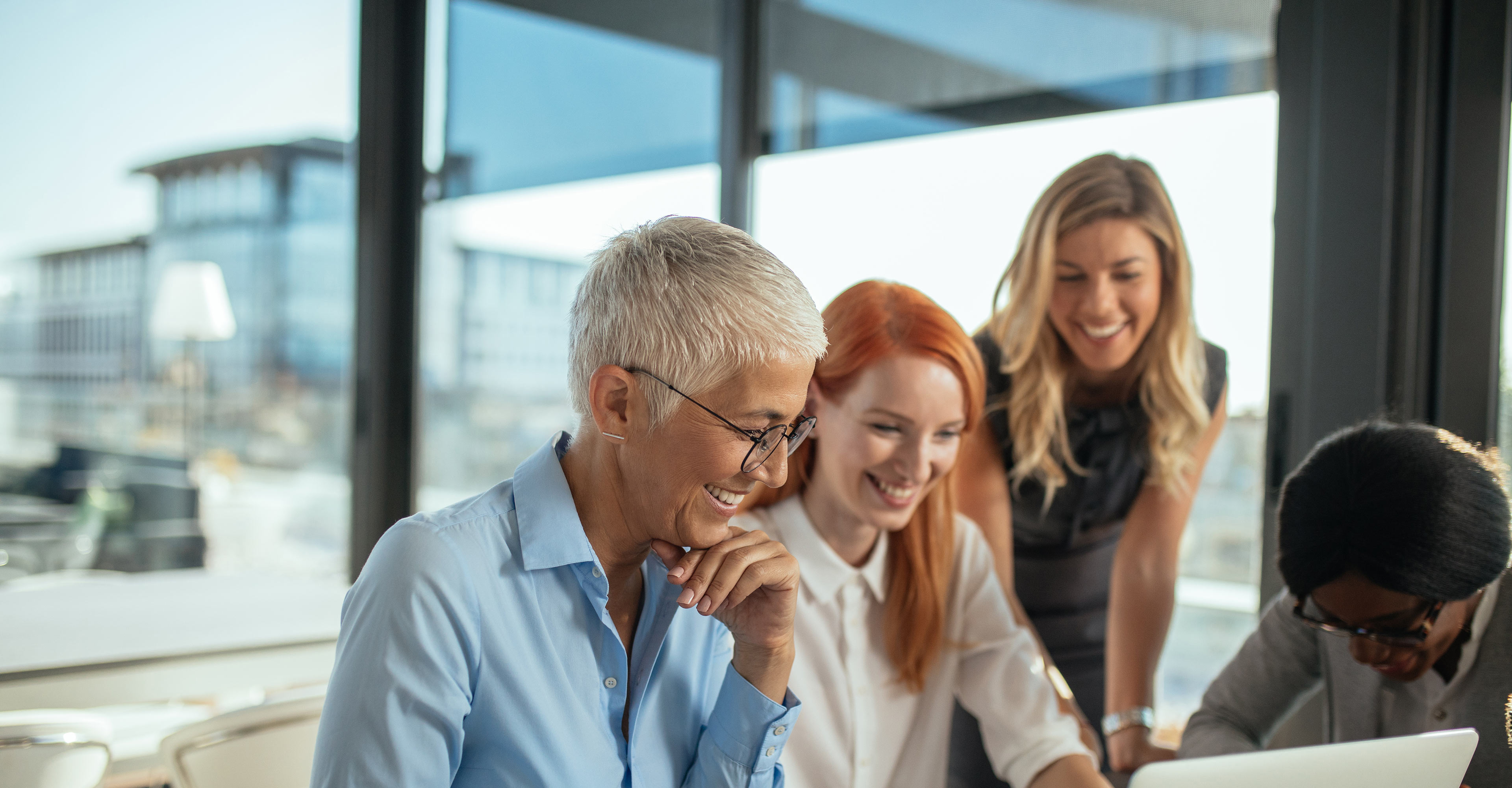 Projektmanagerinnen bei der gemiensamen Arbeit in urbanem Büro