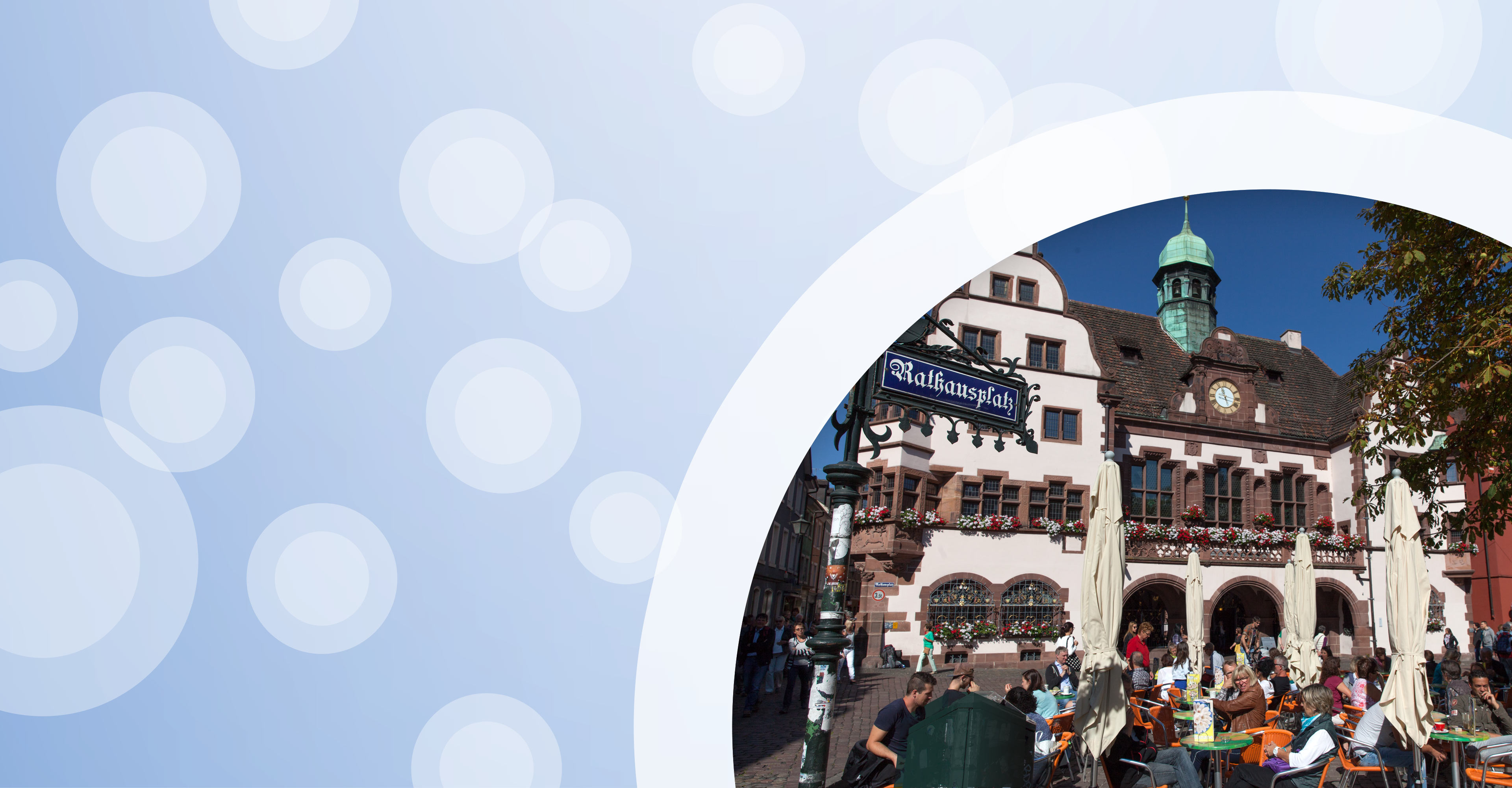 Regionalgrafik in hellblau mit halbtransparenten weißen Kreisen und Foto vom Freiburger Rathausplatz
