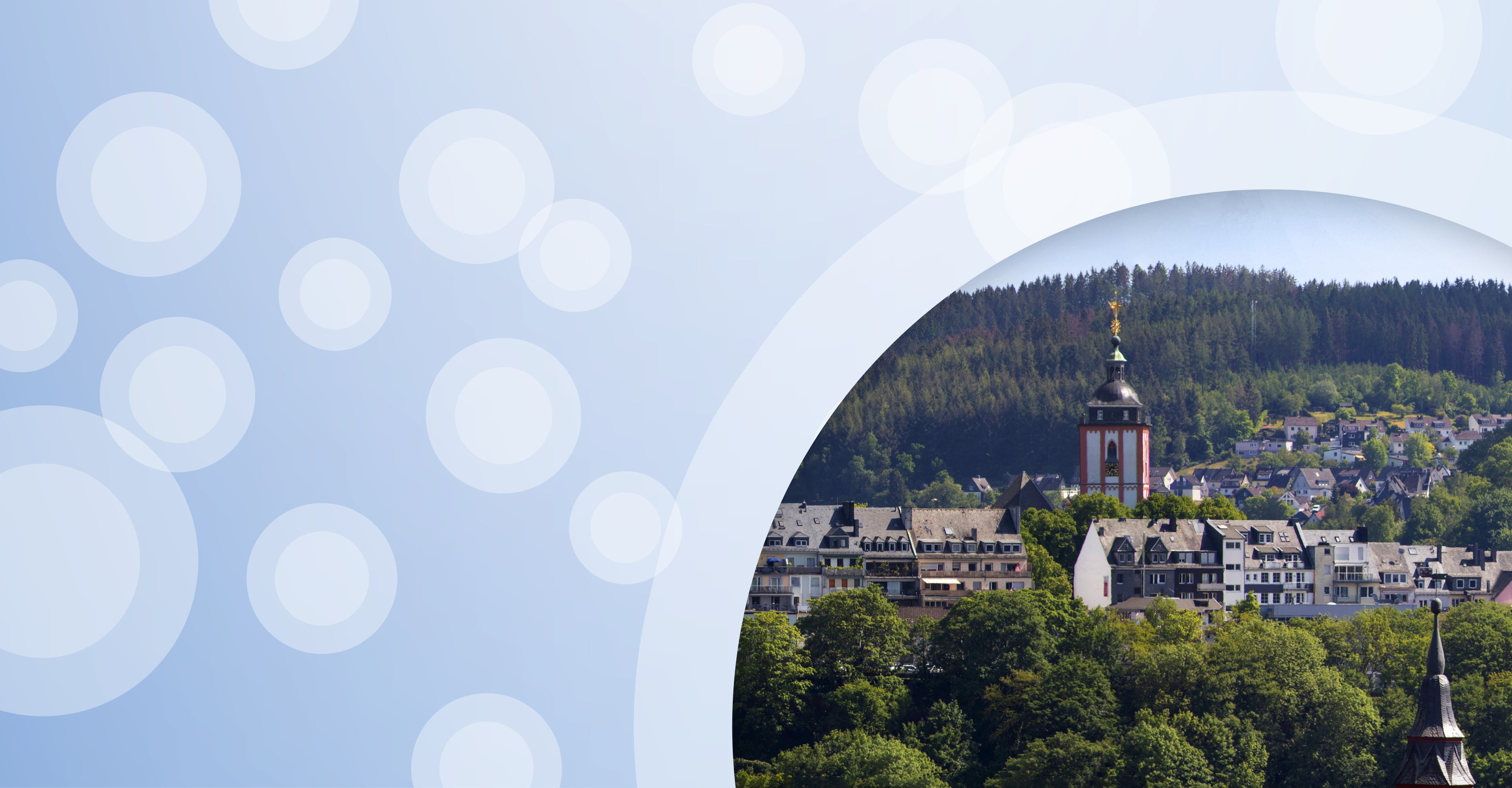 Regionalgrafik in hellblau mit halbtransparenten weißen Kreisen und Luftaufnahme von Siegen im Grünen
