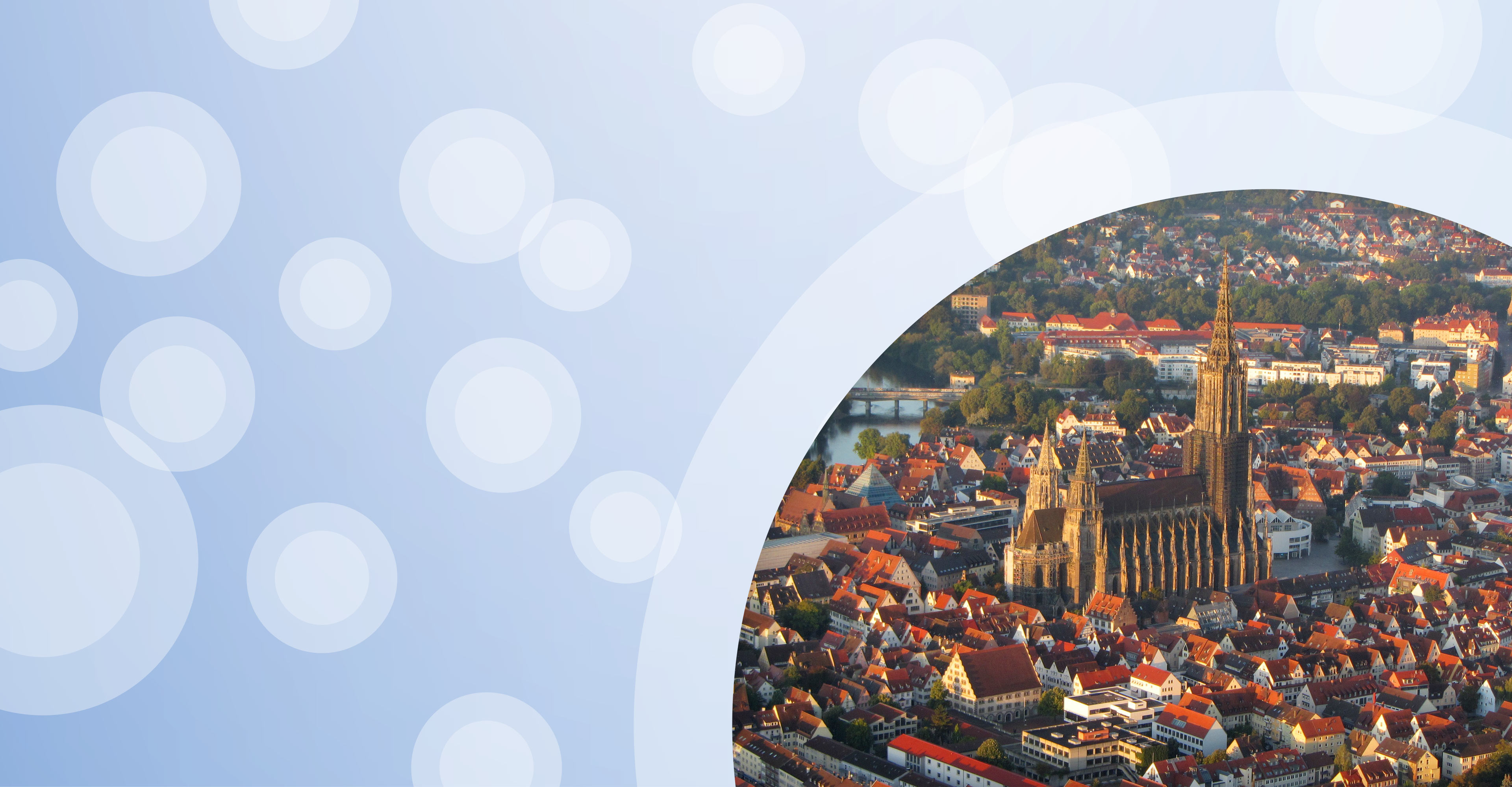 Regionalgrafik in hellblau mit halbtransparenten weißen Kreisen und Luftaufnahme vom Ulmer Münster