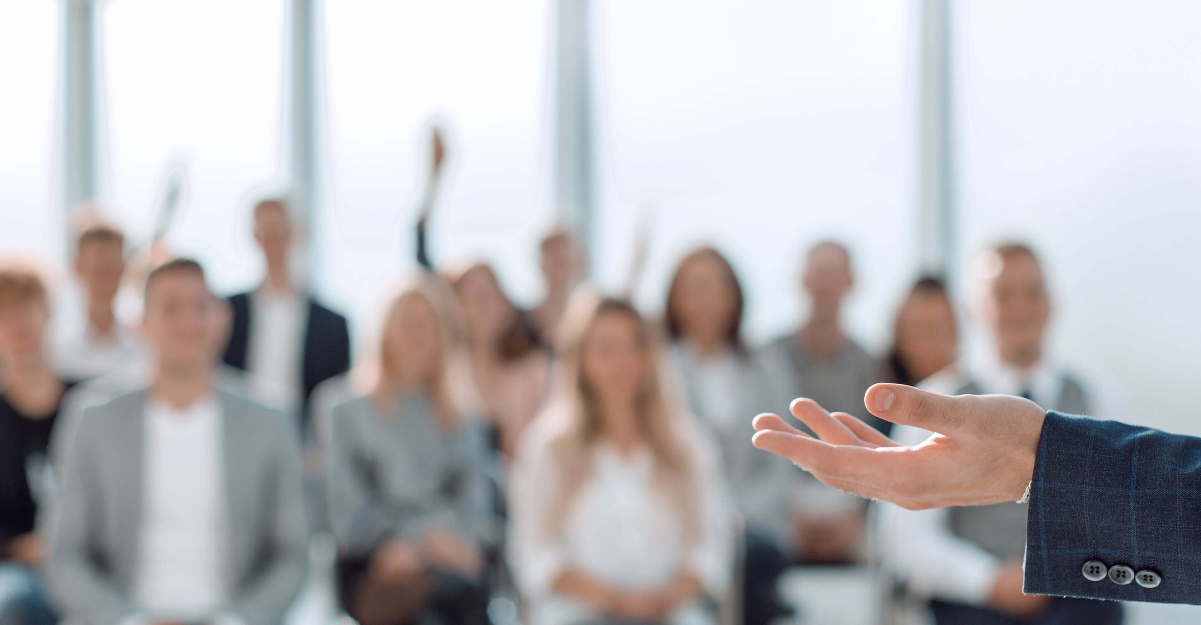 Menschen in einer Projektmanagementschulung vor einem Trainer